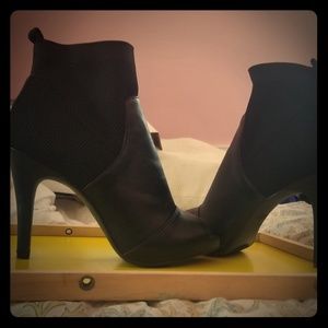 Black Simply Vera Manchester Ankle Boots.